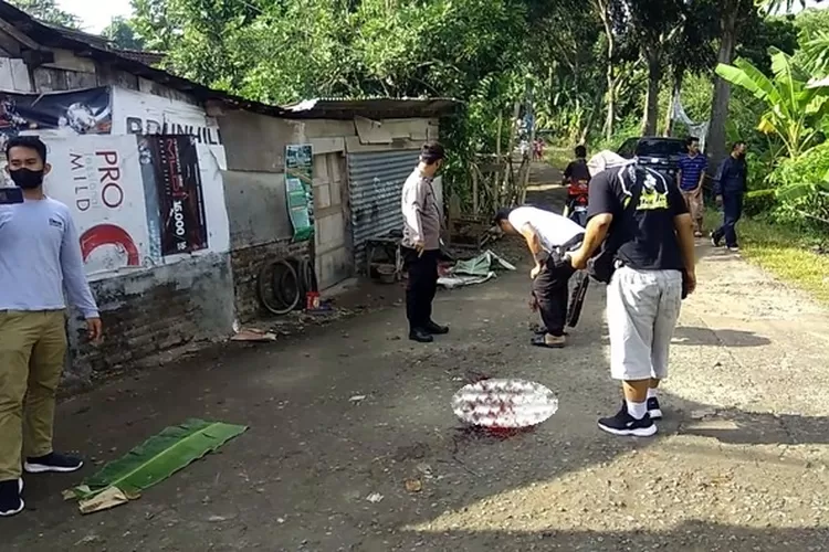 Pemuda Tewas Tergeletak di Gerbang Kampung Krajan Plantaran Kendal, 8 Luka Tusuk di Punggung, Sempat Minta Tolong ((edi prayitno/kontributor Kendal))