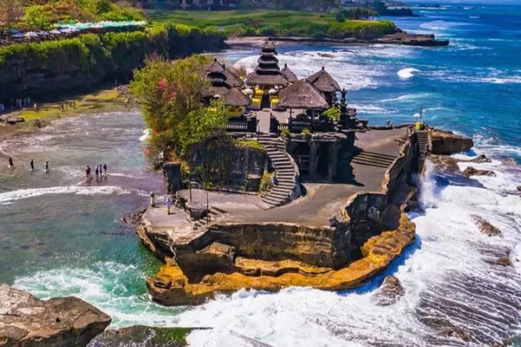 Pura Tanah Lot Bali merupakan destinasi wisata dengan keindahan luar biasa (Instagram @pesona.indonesia)