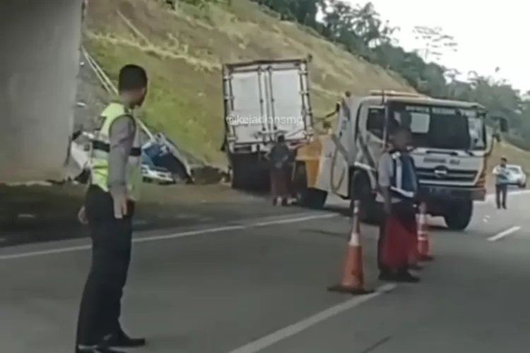 BREAKING NEWS Kecelakaan Truk vs Truk Tangki di Tol Salatiga Sore Ini
