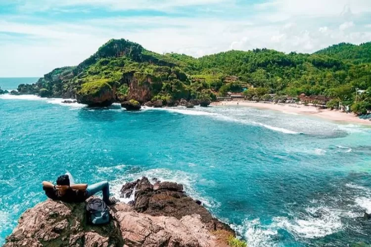 Destinasi wisata Pantai Siung yang ada di Yogyakarta membuat pendatang takjub melihatnya. (Akun Instagram @jogjaviral)