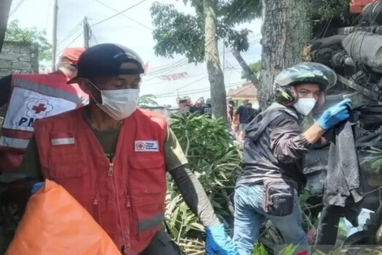 Kecelakaan maut di jalan raya Sukabumi Cianjur, Jawa Barat, menelan  enam korban meninggal dunia. (G. Windarto)