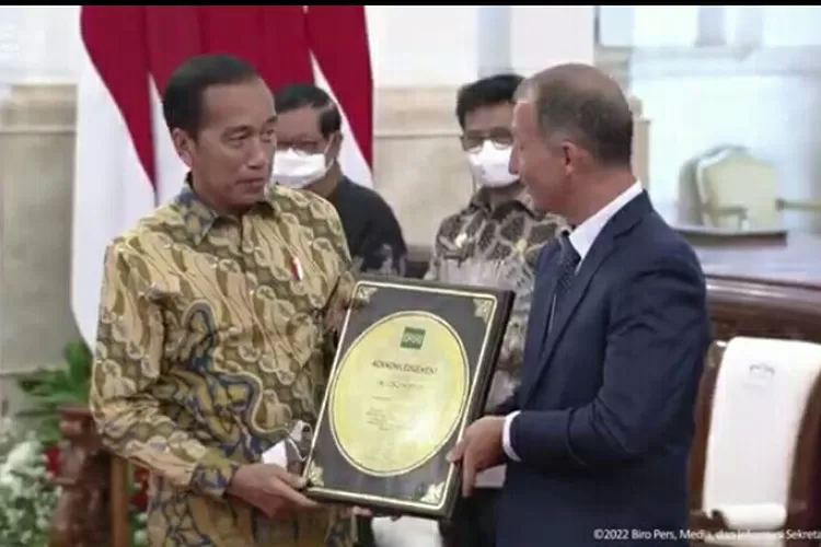 Presiden Jokowi menerima penghargaan IRRI dari Dirjen IRRI Jean Balie di Istana Negara, Jakarta ,   (Tangkapan layar YouTube )