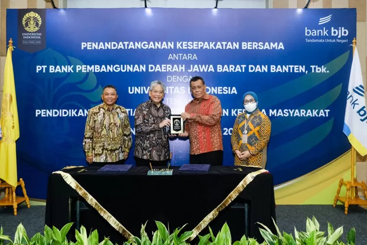 bank bjb bersama Universitas Indonesia (UI) menandatangani Nota Kesepahaman (MoU) tentang pendidikan, penelitian dan pengabdian kepada masyarakat. (Foto: Humas bank bjb)