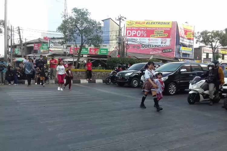 Komunitas Cikarang Fashion Day berkreatifitas sampaikan pesan di Simpang Lampu Merah SGC, di Jalan RE Martadinata, Cikarang Utara, pada Minggu (14/8/2022). (FOTO: Dharma/Suarakarya.id).