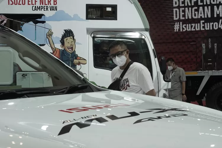 Salah satu pengunjung GIIAS 2022 tengah memperhatikan produk Isuzu (dok.Isuzu)