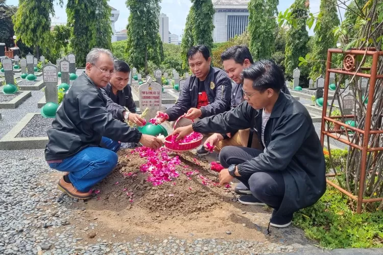 Mahasiswa dan Civitas Akademika Fakultas Hukum USM menyambangi pendiri USM Prof Maladi. Kunjungan ini dalam rangka untuk menyambut HUT RI ke-77. (dok Linggarjati)
