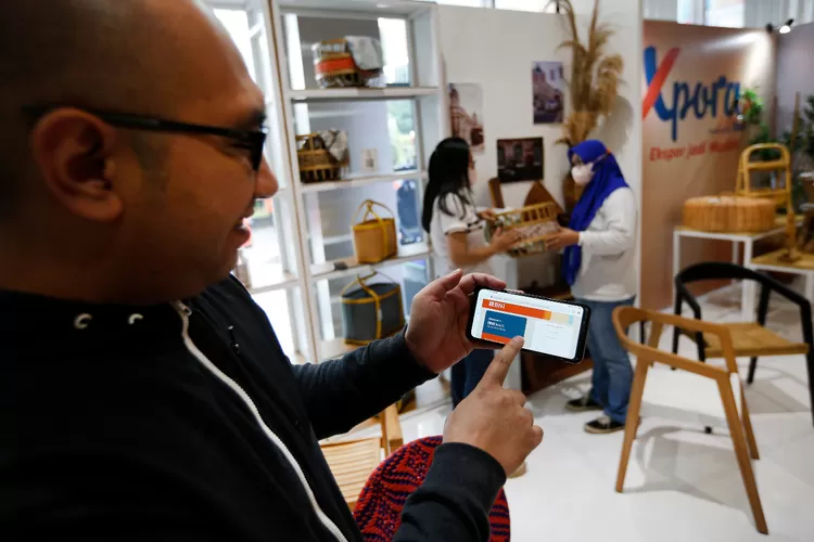 Nasabah melakukan transaksi bisnis melalui BNIDirect di sela-sela kemeriahan BNI Loud Fest 2022, Minggu, 17 Juli 2022. (Dokumen BNI)