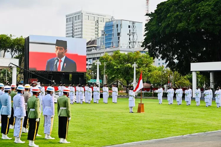 Presiden Joko Widodo mengukuhkan 68 pelajar SMA menjadi anggota Pasukan Pengibar Bendara Pusaka (Paskibraka) Tahun 2022. Upacara pengukuhan tersebut digelar di halaman Istana Merdeka, Jakarta, pada Senin, 15 Agustus 2022.
