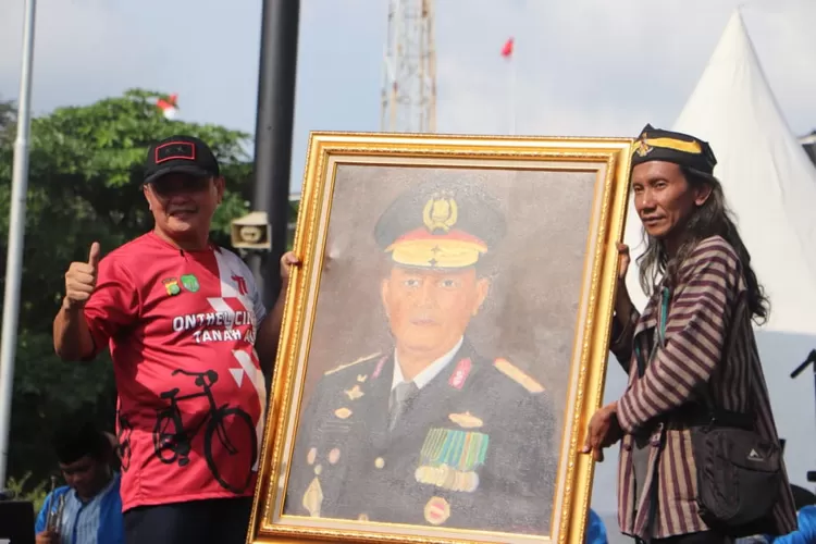 Kapolda Metro Jaya Irjen Fadil Imran menerima lukisan Kapolri dari komunitas sepeda ontel di Jakarta  (Sadono )