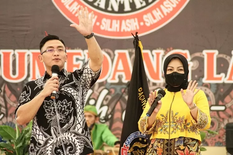 Andika Hazrumy dan Isterinya Ade Rossi Khaerunisa (foto: Istimewa)