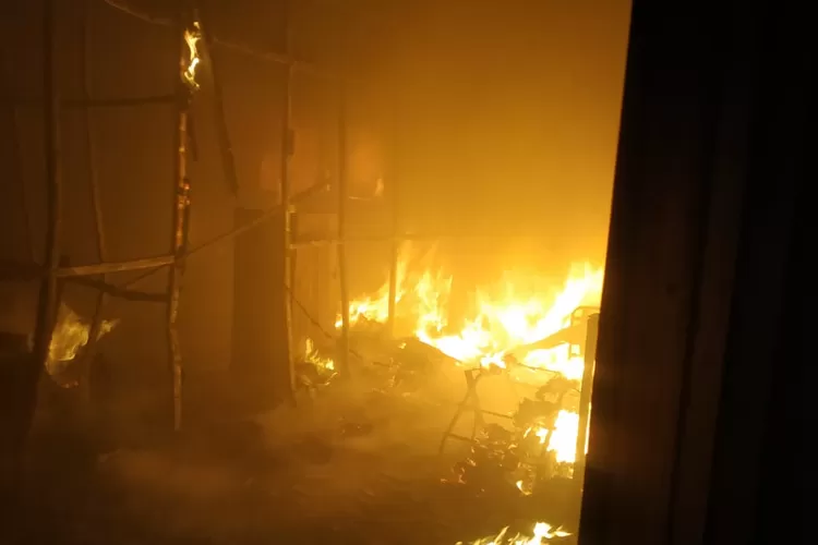 Kebakaran melanda toko pelapis kayu di Jalan Nurtanio No. 74, Kelurahan Garuda, Kecamatan Andir, Kota Bandung, Senin 15 Agustus 2022. (Foto: Humas Diskar PB Kota Bandung)