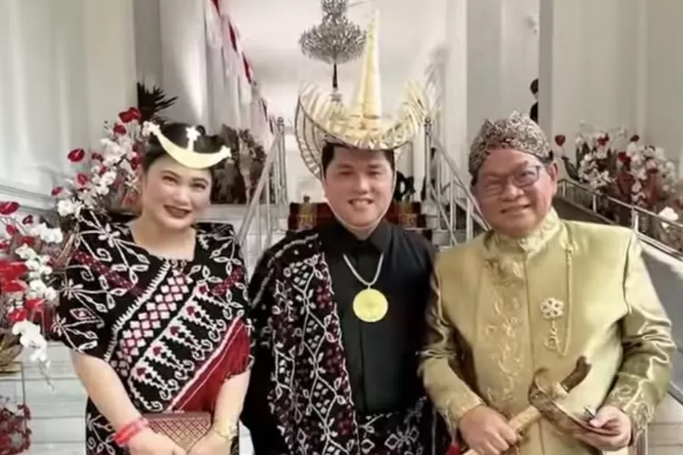 Menteri Badan Usaha Milik Negara (BUMN) Erick Thohir dan istri, Elizabeth Thohir, kompak mengenakan pakaian adat dari Pulau Rote, Nusa Tenggara Timur (NTT), dalam upacara HUT RI ke-77 di Istana Negara. Jakarta, Rabu (17/08/22) (kemenBUMN)