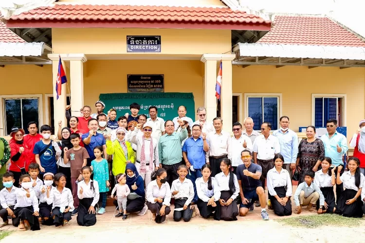 Meriahkan HUT RI, Masyarakat Indonesia berbagi kebahagiaan di Sekolah Persahabatan Indonesia-Kamboja Prey Veng melalui Bakti Kayuh Kemerdekaan (KBRI Phnom Penh)