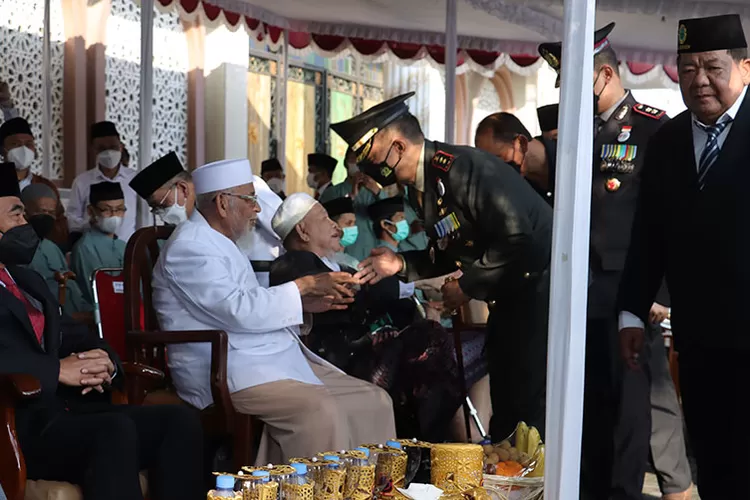 Berkursi Roda, Ustad Abu Bakar Ba'asyir Ikuti Upacara HUT Kemerdekaan ...