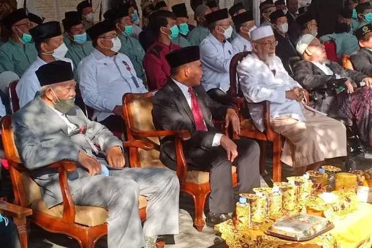 Ustaz Abu Bakar Ba'asyir bersama Menko PMK Muhadjir Effendy saat mengikuti upacara bendera HUT RI ke-77 di Ponpes Al Mukmin Ngruki (Endang Kusumastuti)