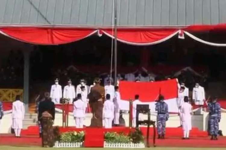 Bendera Merah Putih dibentangkan usai gagal dikibarkan di tiang bendera saat upacara HUT RI ke-77 di Solo (Endang Kusumastuti)