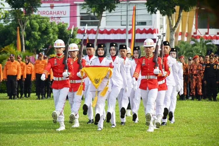 Cindy Ramadhani siswi SMAN 1 Lubuk Basung sebagai pembawa baki dalam upacara pengibaran bendera 17 Agustus 2022