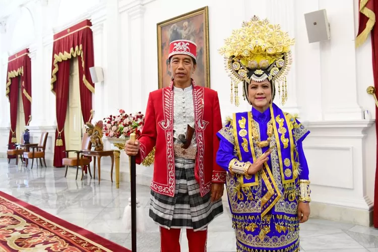 Presiden Joko Widodo dan Ibu Iriana Joko Widodo mengenakan pakaian adat Buton, Sulawesi Tenggara, Rabu, 17 Agustus 2022.