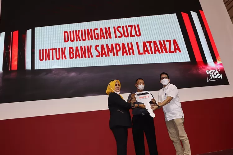 PT Isuzu Astra Motor Indonesia memberikan komitmen untuk selaras menjaga lingkungan dengan memberikan bantuan kendaraan operasional Bank Sampah (dok.Isuzu)