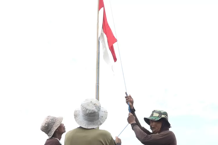 Anggota DPR RI Dedi Mulyadi kibarkan bendera merah putih di tengah sawah Desa Situsari, Kecamatan Dawuan, Kabupaten Subang, bersama puluhan petani.