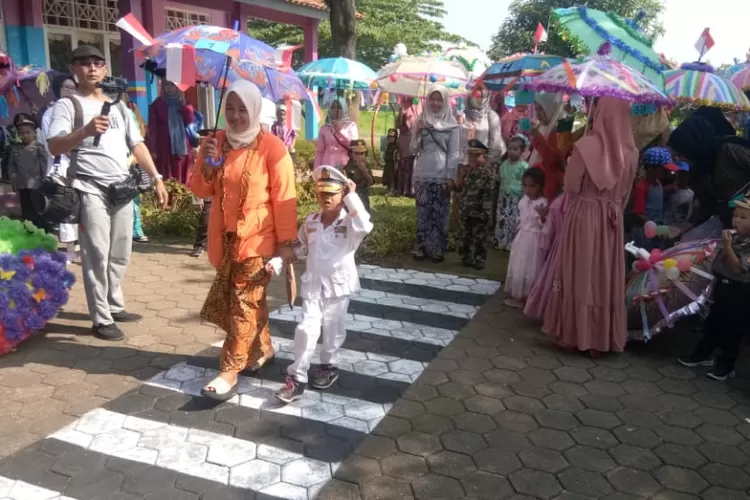 Peserta&nbsp;TK Pembina Pandansari Fashion week berlenggak lenggok di catwalk. (Muslihun kontributor Batang)