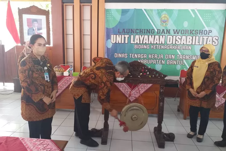Pemukulan Gong Launching Unit Layanan Disabilitas. (Rahajeng Pramesi)