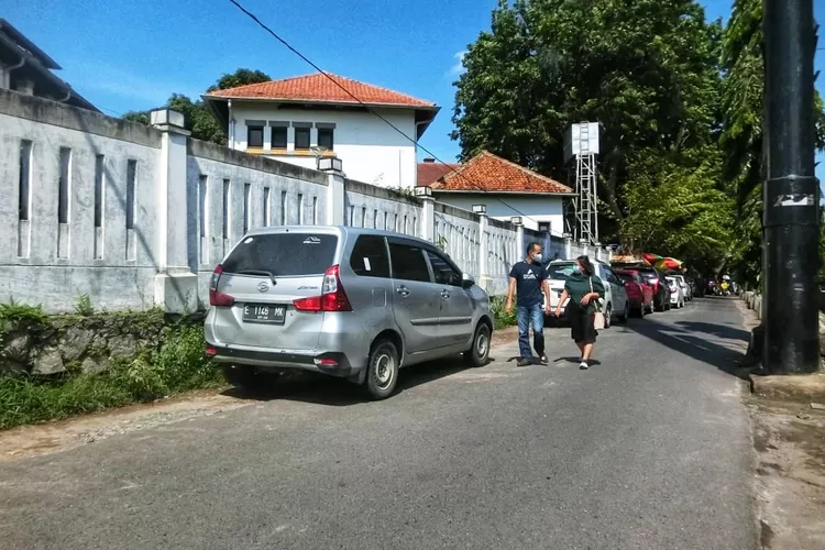   Salah satu parkir liar yang ada di samping Lawang Sewu Semarang. Parkir liar akan diawas oleh ETLE.  ((Ayosemarang.com/ Audrian Firhannusa))