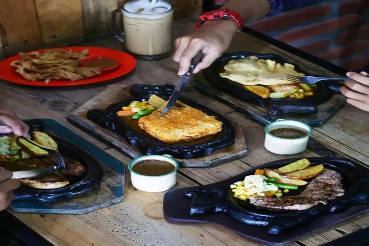 Hidangan wisata kuliner di Waroeng Steak Bledek Madiun (Akun Instagram @madiunfoodies)