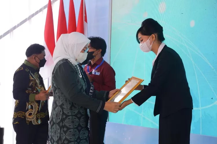 Menaker Ida Fauziyah (kiri) menyerahkan kepesertaan Pemagangan Dalam Negeri 2022.