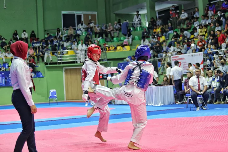 1.500 Taekwondoin Panaskan Wali Kota Bandung Cup 2022  Sebanyak 1.500 taekwondoin mengikuti kejuaraan terbuka Piala Wali Kota Bandung 2022 di Gor Bandung, Jalan Jakarta Kota Bandung. Tak hanya dari Kota Bandung, peserta juga datang dari luar Jawa Barat.  
