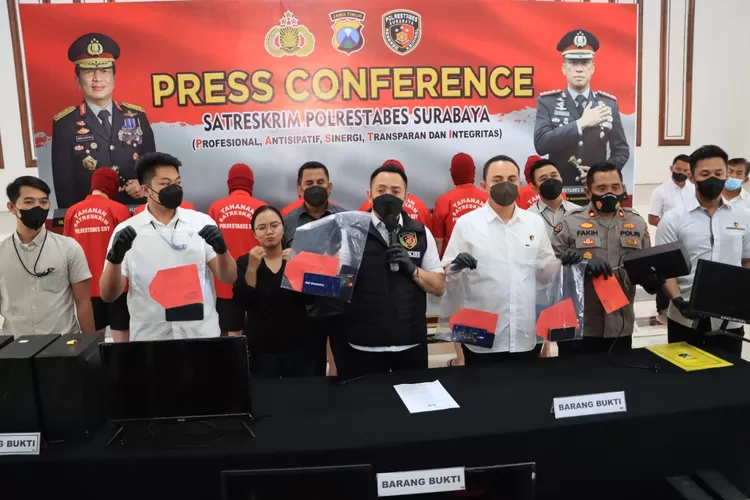 Polrestabes Surabaya perlihatkan barang bukti dalam konferensi pers penggerebekan judi online  (Humas Polda Jatim )