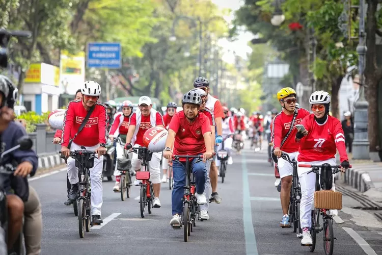 Wali kota Bandung Yana bersama puluhan anggota pecinta sepeda lipat Brompton menyusuri sejumlah ruas jalan di Kota Bandung. Mulai dari Jalan Sultan Tirtayasa, jalan Ir H. Djuanda, Jalan Merdeka dan berakhir di Balai Kota Bandung. 