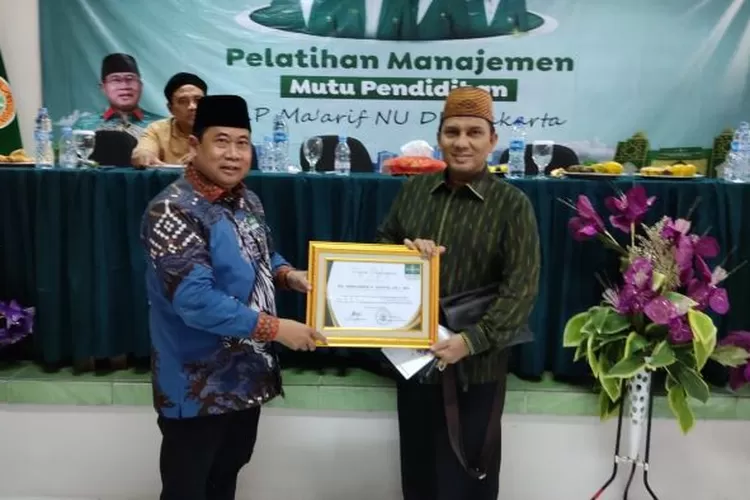 KH Jamaluddin F Hasyim (sebelah kiri) menerima penghargaan dari Ketua LP Ma'arif NU DKI Jakarta, Sudarto (Klikanggaran/Istimewa)