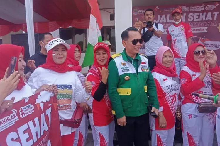 HUT Kemerdekaan RI Ke 77, Pj Bupati Bekasi Dani Ramdan Ikuti Lomba Jalan Sehat. (FOTO: Humas Diskominfosantik).