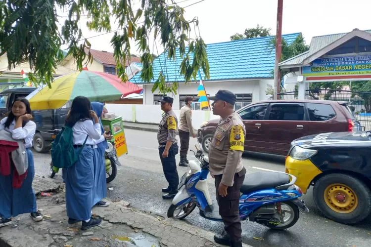 Polsek Luwuk melaksanakan patroli pengawasan di sekolah-sekolah guna mengantisipasi tawuran antar pelajar usai pulang sekolah (Foto Humas Polres Banggai)