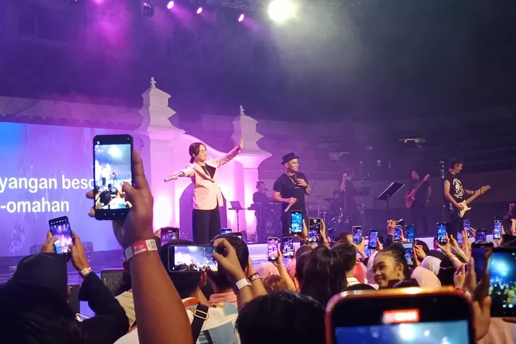 Duet Judika dan Happy Asmara menghibur ribuan warga Jogja. (Foto: DRW Skincare)