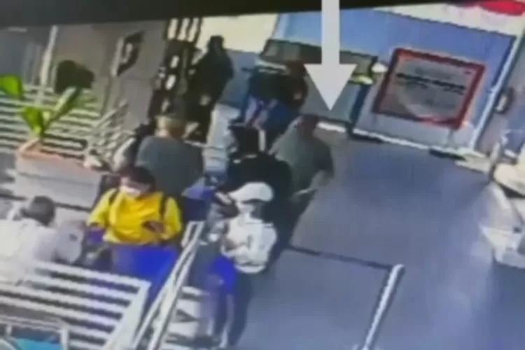 Video rekaman CCTV menangkap seorang petugas perempuan dilecehkan di Stasiun Paledang, Kota Bogor.  (Bogorinsider)