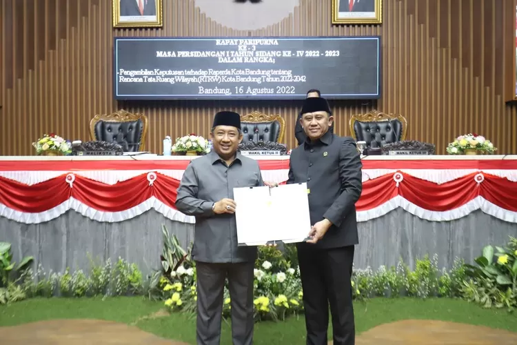  DPRD Kota Bandung mengadakan Rapat Paripurna untuk menyetujui substansi Raperda tentang Rencana Tata Ruang Wilayah (RTRW) Kota Bandung 2022-2042, di Gedung DPRD Kota Bandung, kemarin ini. Dani/Humpro DPRD Kota Bandung.