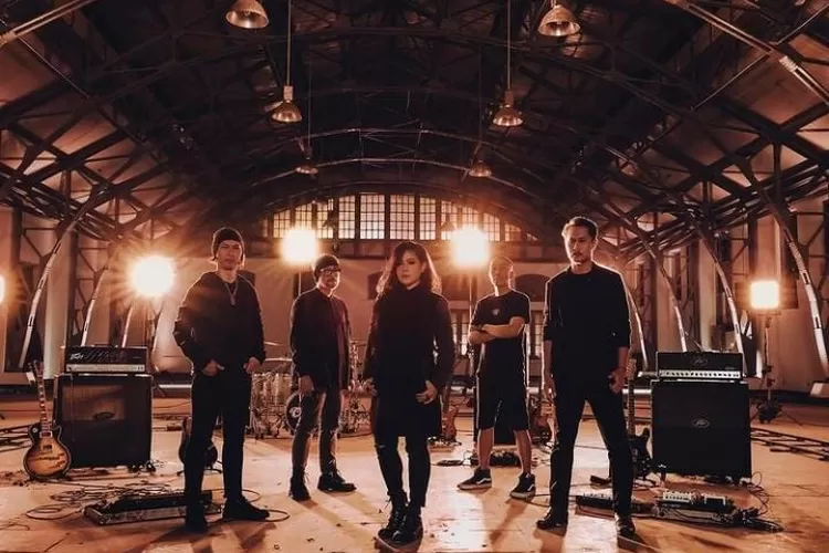 Kikan Namara kembali mengisi posisi lead vocal di band Cokelat setelah 12 tahun keluar dari grup yang membesarkan namanya itu. (Foto: Instagram @cokelat_band)