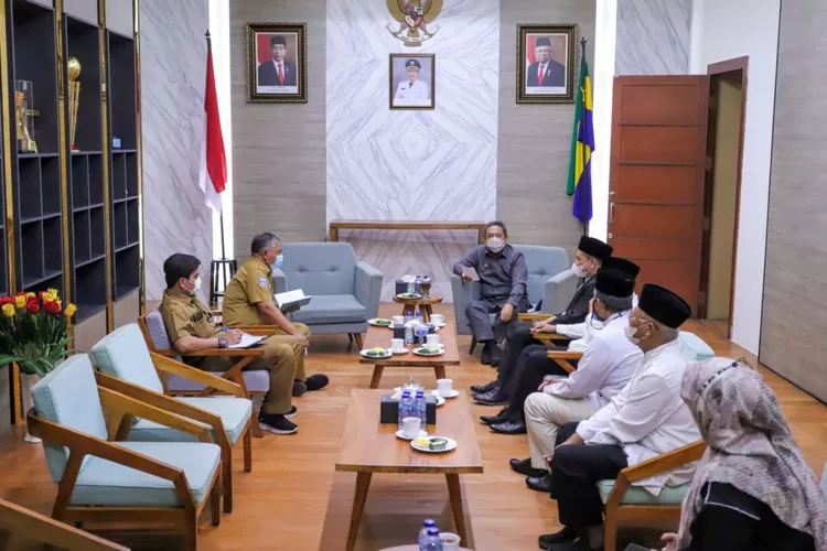 Wali Kota Bandung, Yana Mulyana seusai silaturahmi bersama Dewan Kemakmuran Masjid (DKM) Masjid Raya Bandung di Balai Kota Bandung, Senin, 22 Agustus 2022.