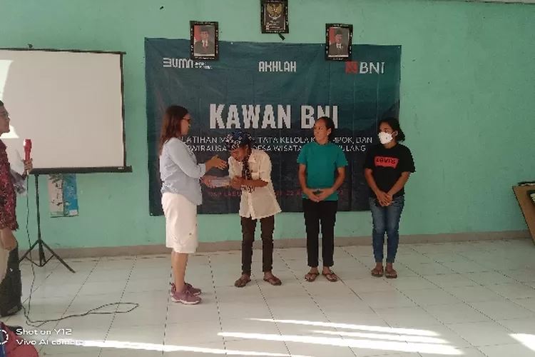 Serahkan cenderamata kepada peserta yang menjawab pertanyaan dengan baik (Feliks Janggu )