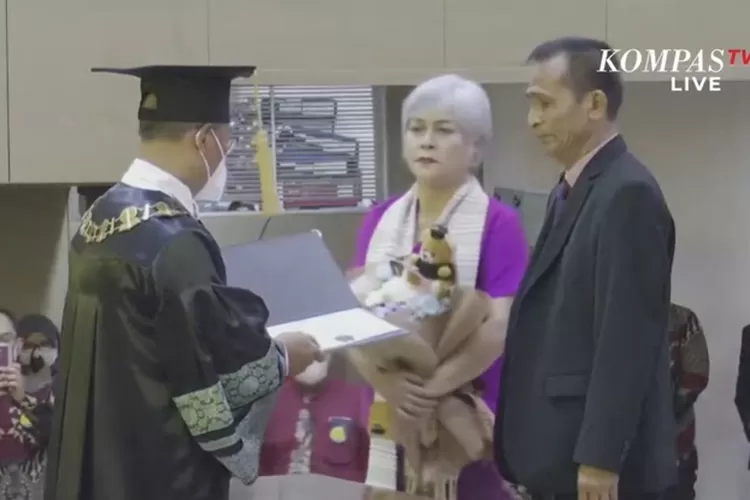 Acara wisuda diwakili Samuel Hutabarat, Ayah Brigadir J di Universitas Terbuka (UT) Pamulang, Tangerang Selatan. (tangkapan layar Kompas TV)