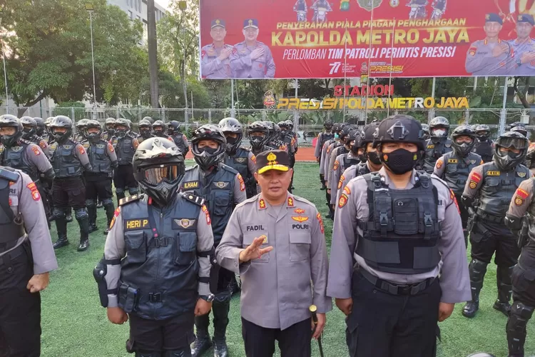 Kapolda Metro Jaya Irjen M Fadil Imran di tengah tengah Personil Perintis Presisi. (Humas Polri )