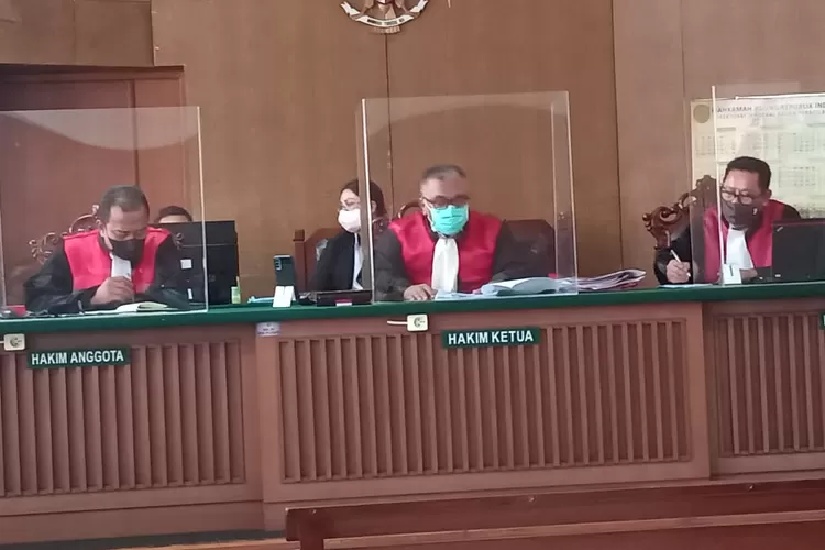 majelis hakim PN Jakarta Utara pimpinan Suratno SH MH sedang bacakan amar putusan