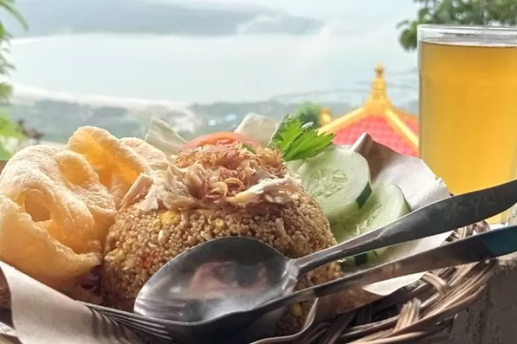 Wisata kuliner Tiwul Goreng Mbak Yuni di Bukit Sentono Gentong Pacitan  (Akun Instagram @sentono.gentong)