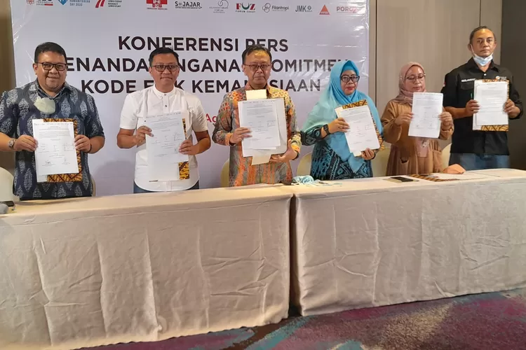 Tujuh Lembaga Kemanusiaan yang tergabung  dalam APKI menandatangani pernyataan kesepakatan komitmen disaksikan Asisten Deputi  Kemenko PMK Nelwan Harahap ( kanan) di Jakarta, Selasa (23/8/2022).