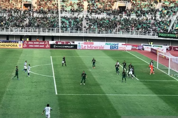 Pertandingan Persebaya melawan PSIS Semarang pada laga pekan keenam Liga 1 musim kompetisi 2022/2023 di Stadion Gelora Bung Tomo Surabaya, Selasa (23/8/2022) sore.  (ANTARA/Fiqih Arfani.)