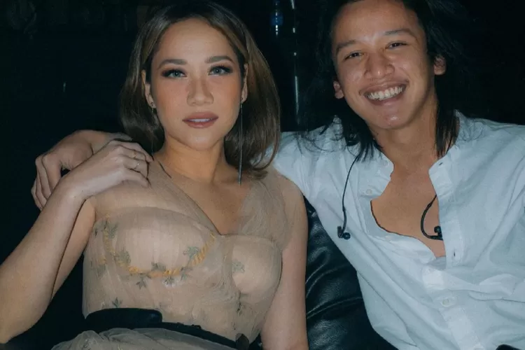 Sepak terjang Ray Prasetya di dunia tarik suara yang kini viral pasca nekat cium BCL di panggung (kolase TikTok @Herliahii)  (Asari Mahfuz)