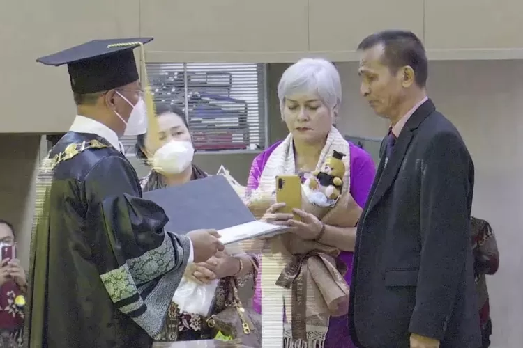 Prosesi wisuda ayah Brigadir J (Foto: Gorajuara.com/dok: Tangkapan Layar YouTube Universitas Terbuka TV)
