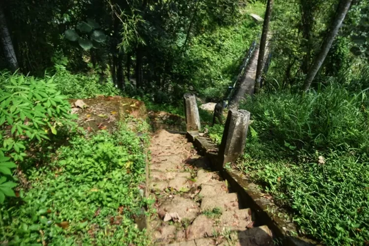 Ondo Rante di Pudakpayung Semarang. Tangga ini adalah bikinan Belanda dan sempat jadi tempat wisata favorit. (Ayosemarang.com/ Audrian Firhannusa)